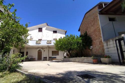 Frisa House | Cozy Family Retreat at La Casa sul Colle