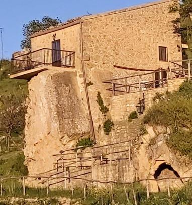 Enna House | Pet-Friendly Retreat: La Casa Sulla Roccia with 9.5/10 Rating