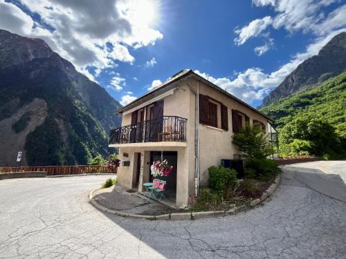 Venosc Apartment | Family-Friendly Stay at La Petite Cascade, Les 2 Alpes
