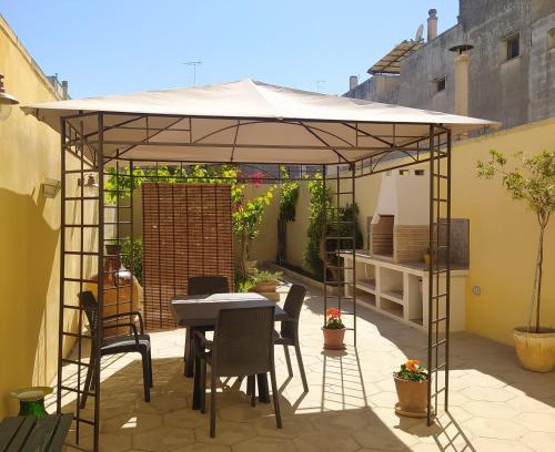 Castromediano Apartment | Experience La Casetta col Cortile: Pet & Child Friendly Retreat