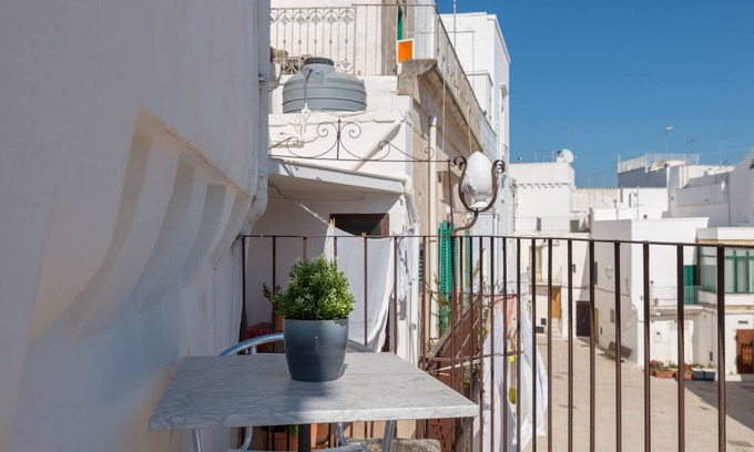 Old Town Cisternino Apartment | Cozy La Casetta nel Cortile: Breakfast & Family-Friendly Stay