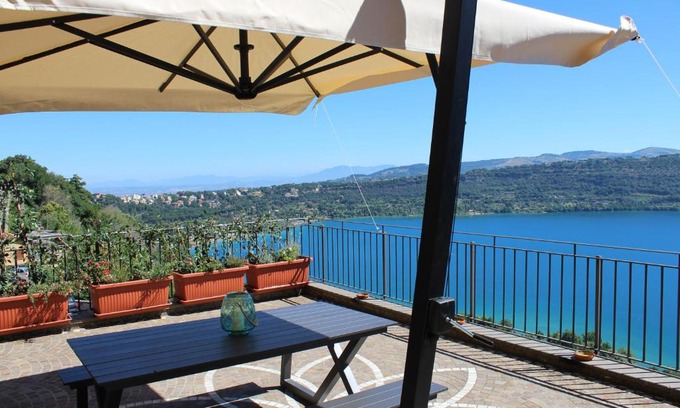 Castel Gandolfo Apartment | Top-Rated La Casetta Superior: Family-Friendly Getaway