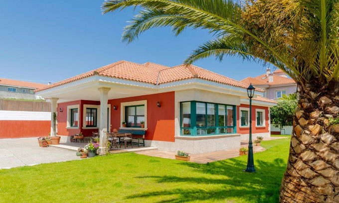 Malpica de Bergantinos House | La Casiña: Oceanfront Retreat with Pool & High Guest Ratings