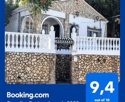 Barrio de la Vega House | Experience Comfort at LA CASILLA - 4-Star & Pet Friendly