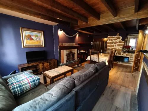 Santa Maria de la Alameda Ski Chalet | Pet-Friendly Retreat at La Casita Violeta - Rated 8.1/10