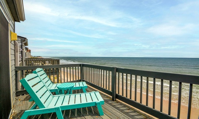 Sneads Ferry House | Oceanfront Townhome with Pool at La Casita de Playa