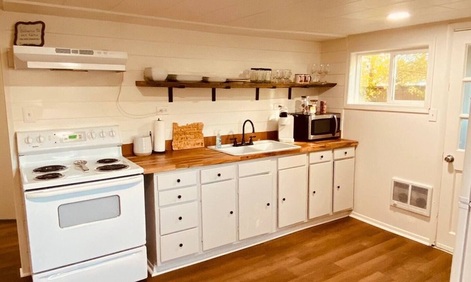 Prineville Cottage | Guest Rated 9.8: La Casita de Main Calle with Spa & Kitchen