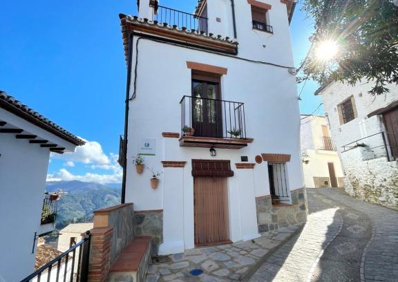 Benalauria House | Family-Friendly Retreat at La Casita del Fresnillo