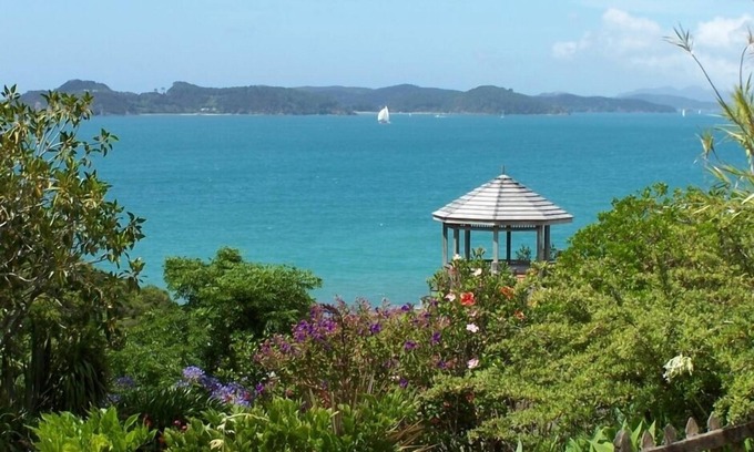 Russell House | Idyllic 'LA CASITA' with Oceanfront Views in Bay of Islands