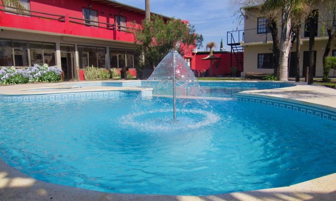 Gualeguaychu Hotel | Discover La Casona: Family-Friendly Getaway with Pool