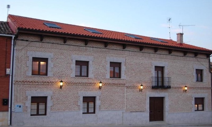Villarmentero de Campos Hotel | Discover La Casona de Doña Petra - Family-Friendly Retreat