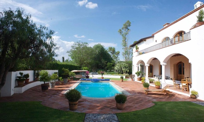 El Pueblito Hotel | Experience Comfort at La Casona de los Colibríes
