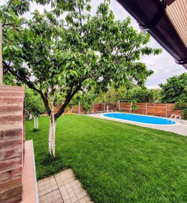 Timisoara House | Unwind at LA CASSA: Oceanfront Oasis with Pool & Dining