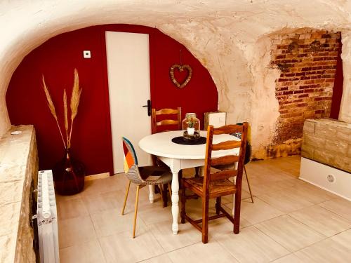 Renaison Apartment | Discover La Cave aux Lumières: Pet-Friendly Retreat