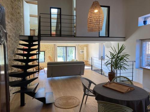 Saint-Hilaire-de-Brethmas Apartment | Oceanfront Retreat at La Cave with Pool & Pet-Friendly Amenities