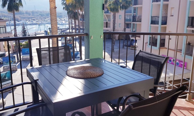 Plage d'Argeles Apartment | La Cellie: Oceanfront Retreat with Spa & Hot Tub Bliss
