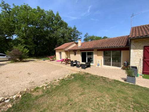 Carlucet House | Cozy La Ch'tite Gamassette: Oceanfront & Pet-Friendly Retreat