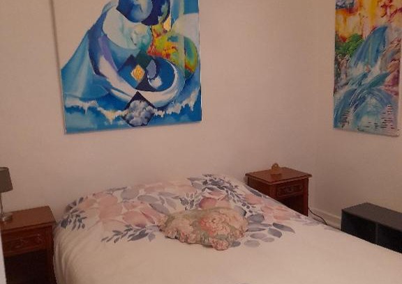 Saint-Pol-de-Leon Bed & Breakfast | Vibrant Colors Await at La chambre de Garance