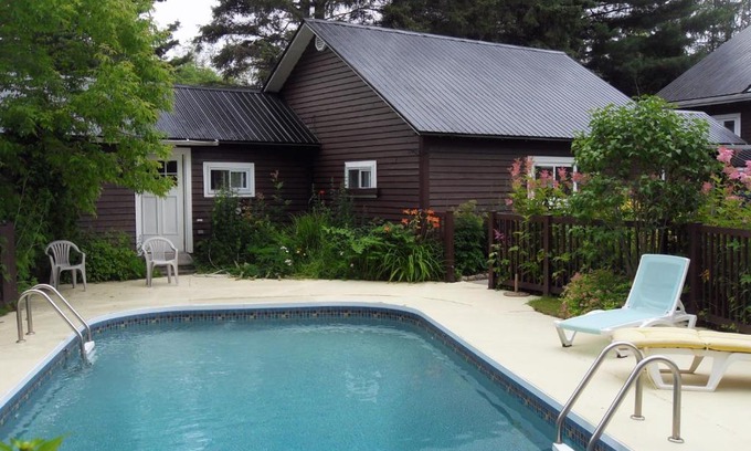 Baie-St-Paul Bed & Breakfast | Discover La Chambre des Maîtres: Pool & 4-Star Comfort
