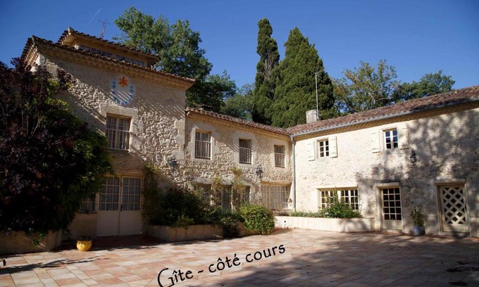 Crastes Bed & Breakfast | Relaxing Retreat at La chambre la Tricherie - Pet Friendly Stay