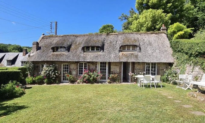Saint-Valery-en-Caux Cottage | Idyllic La Chaumière de Nanou with Garden & Ocean View