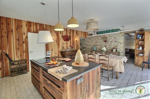 Pleumeur-Bodou House | Relax at La Chaumière: Pet-Friendly Oceanfront Retreat