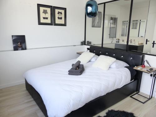 Madeleine-Champ de Mars Apartment | Discover La Cité des Coeurs with Convenient Parking