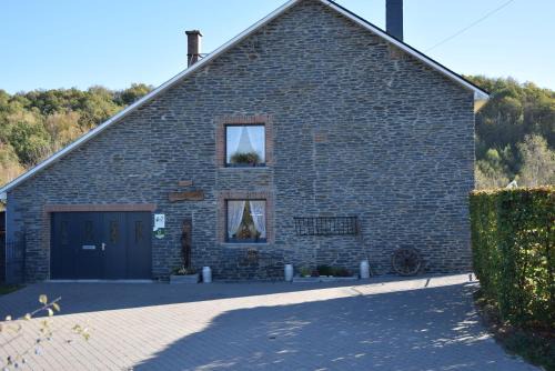 Bertogne House | Discover La Clé des Champs: Pet-Friendly Retreat with Kitchen