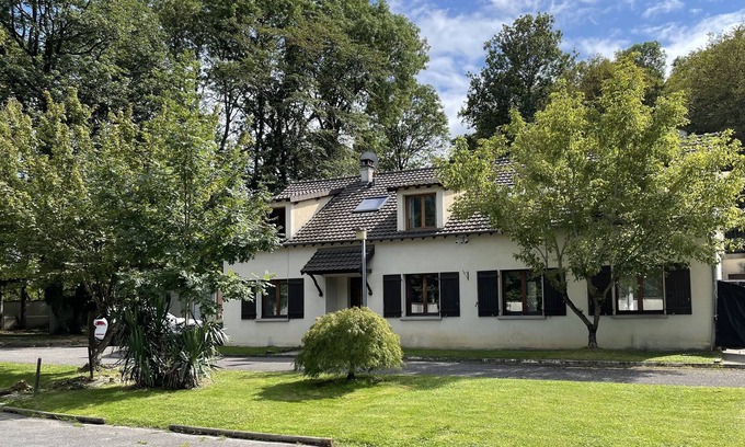 Tournan-en-Brie Villa | Top-Rated La Clairiere: Family-Friendly with Private Pool