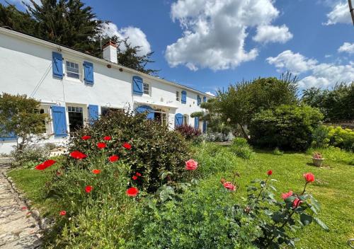 Sainte-Radegonde-des-Noyers Bed & Breakfast | Experience Oceanfront Bliss at La Claverie - Rated 9/10