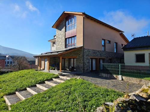 Paramo del Sil House | Pet-Friendly Retreat at La Cochorla with Breakfast Included