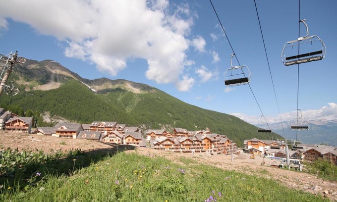 Les Orres Resort | Discover La Combe d'Or: Pet-Friendly Retreat with Pool