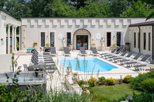 Hulubesti House | Unforgettable Stays at La Conac Resort: 4-Star Paradise