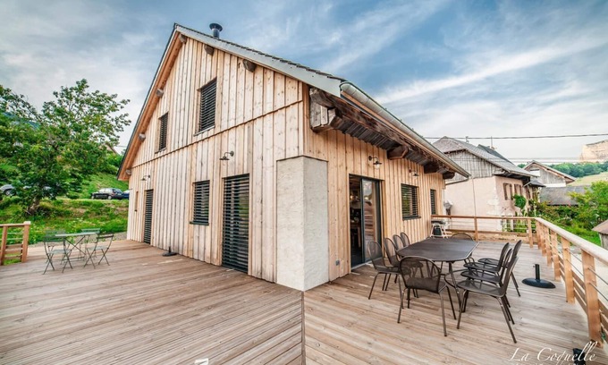 Entremont-le-Vieux House | Picturesque Lake View Hotel - La Coquelle, Entremont Le Vieux