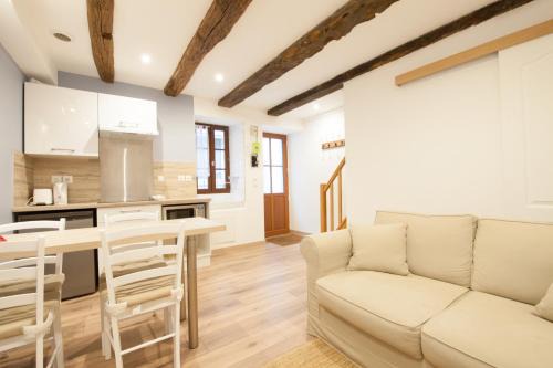 Malestroit Apartment | Comfortable La Coquette - 100m from Canal with Wifi
