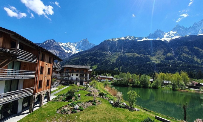 Chamonix-Mont-Blanc Apartment | Discover La Cordee: Cozy Apartment for 4 with Pool Amenities