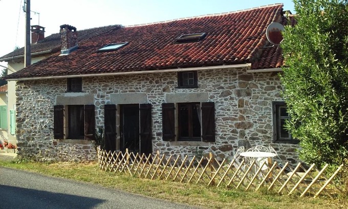 Oradour-sur-Glane Bed & Breakfast | Family-Friendly Getaway at La Croix De Camargue