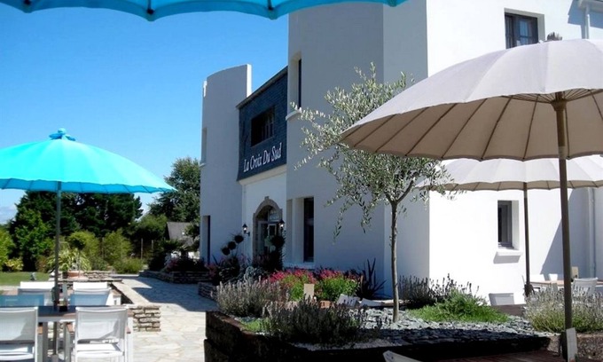 Le Tour-du-Parc Hotel | Experience Comfort at La Croix du Sud with Pool & Dining