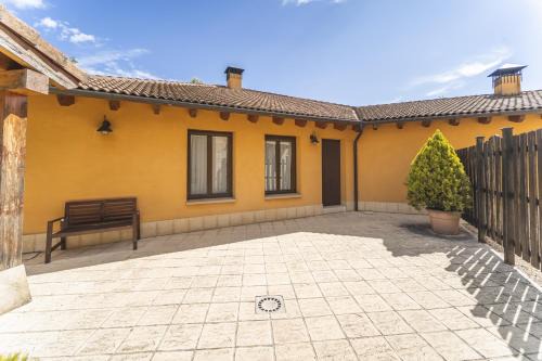 Espeja de San Marcelino House | Family-Friendly Getaway at Rural Iglesia 3 Hotel