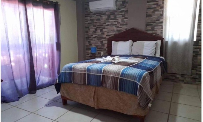 Corozal House | La Delphina Bed and Breakfast Bar and Grill Queen