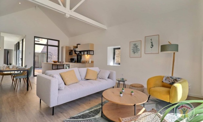 Combourg House | Serene Escape at La Demeure du Lac Tranquille