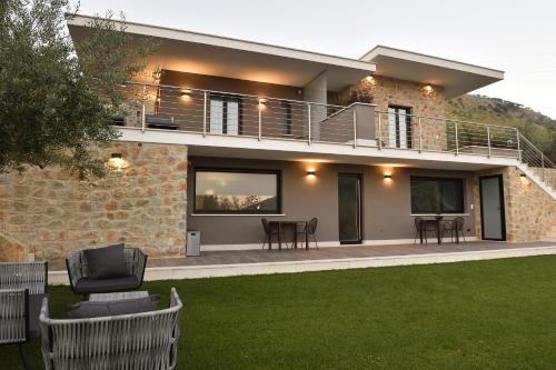 Fondi Bed & Breakfast | Indulge at La Dependance: 4-Star Oceanfront Retreat