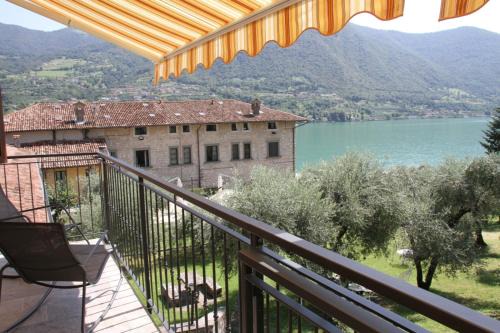 Peschiera Maraglio Apartment | Family-Friendly Retreat at La Dimora dei Pescatori