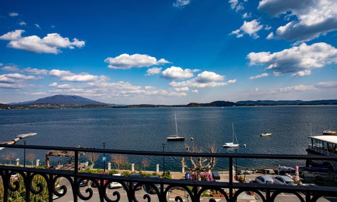 Belgirate Apartment | Family-Friendly Retreat at La Dimora del Glicine