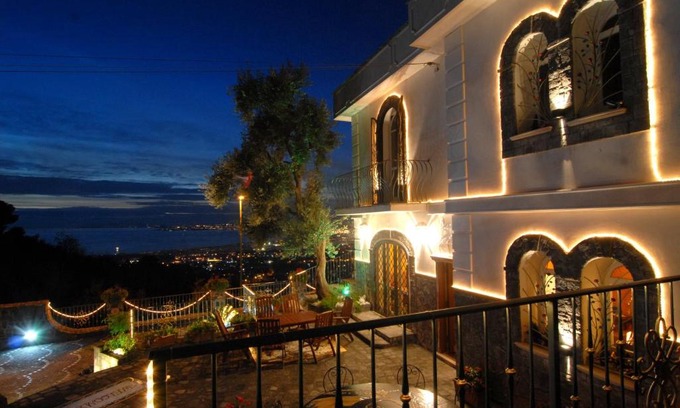 Ercolano Bed & Breakfast | Discover La Dimora le Fumarole: Pet-Friendly Getaway