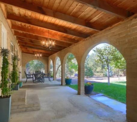 Oakhurst House | La Dolce Villa Pond Retreat in Yosemite