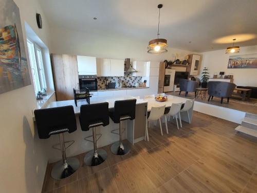 Podgradina Apartment | Ideal Getaway: La Dolce Vita Apartment with Hot Tub