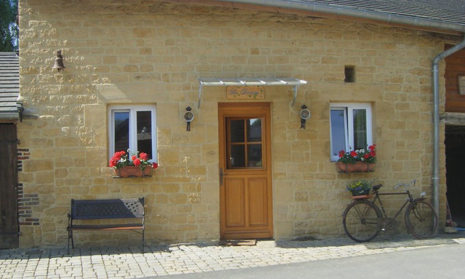 Haudrecy House | Ideal Escape at La Dorlotte: Pool & Kitchen for Two