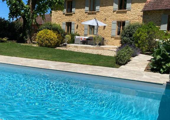 Saint-Andre-dAllas Bed & Breakfast | Discover La Dovecote Sarlat with Oceanfront Pool Views