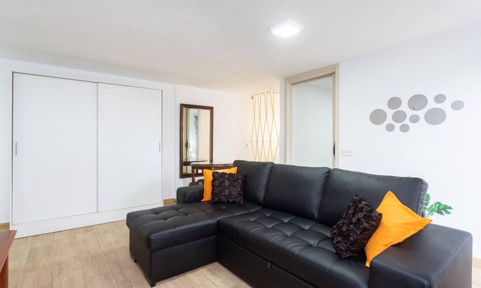 La Esperanza Apartment | Downtown La Esperanza 3 BD Apartment with Spa & Breakfast